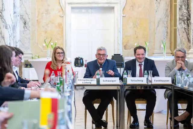 Ganz im Sinne von ,Weniger ist mehr‘ wird jetzt geprüft, welche Entbürokratisierungs-Möglichkeiten es für die künftige GAP-Periode gibt. Es freut mich, dass unsere Salzburger Initiative einstimmig angenommen wurde“, betont Landesrat Josef Schwaiger. Im Bild: Landesrat Josef Schwaiger mit Bundesminister Norbert Totschnig beim der Sitzung der Landesagrarreferentenkonferenz in Wien | Foto: BMLUK