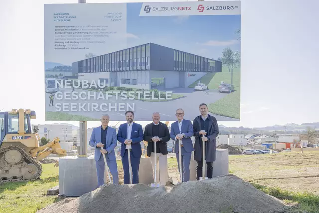 Spatenstich in der Geschäftsstelle Seekirchen: von links Hannes Walsberger (Geschäftsführer Salzburg Netz GmbH), Michael Baminger (Vorstandssprecher Salzburg AG), Bürgermeister Konrad Pieringer, Herwig Struber (Vorstand Salzburg AG) und Architekt Michael Felder. | Foto: Salzburg AG/Salzburg Netz