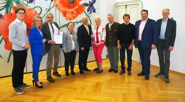 Alles Gute zum 75. Geburtstag!
Bürgermeister Johann Zeiner, Vizebürgermeisterin Michaela Haidvogel sowie die Gemeinderäte
Erik Baldassari, Wolfgang Bernhuber und Markus Waldner gratulierten Herbert Trsek, Maria
Karrer, Lisi Scherzer, Richard Wresnik und Werner Stipschitz. (v.l.). | Foto: Marktgemeinde Maria Enzersdorf