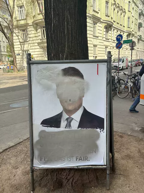 FPÖ-Plakate wurden beschädigt, hier etwa am Joseph-Matthias-Hauer Platz im 8. Bezirk. | Foto: Philipp Scheiber/MeinBezirk