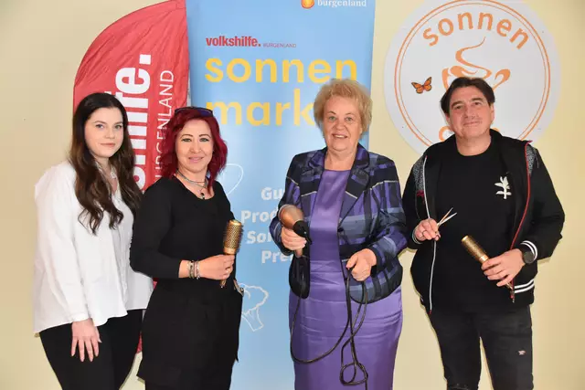 Gratis-Haarschnitt im Sonnenmarkt: Initiatorin Chiara Pieler (Tochter des Inhabers von "Wickerl"), Carina Krenn (Mitarbeiterin des Friseursalons Wickerl), Verena Dunst (Präsidentin der Volkshilfe Burgenland) und Ludwig Pimperl (Inhaber des Friseursalons Wickerl) | Foto: Michael Strini