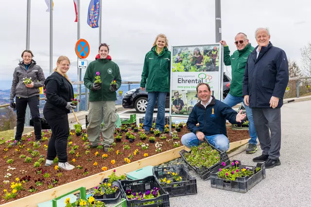 Das Bildungszentrum Ehrental gestaltete in liebevoller Handarbeit die Beete und Stände für den Ostermarkt am Pyramidenkogel. | Foto: Wolfgang Handler
