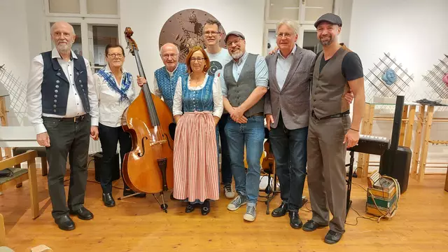 Die Geigenmusi Burgstaller, Dickschädlat zu dritt und Wolfgang Marschall sind zu Gast in Senftenbach. | Foto: Marschall