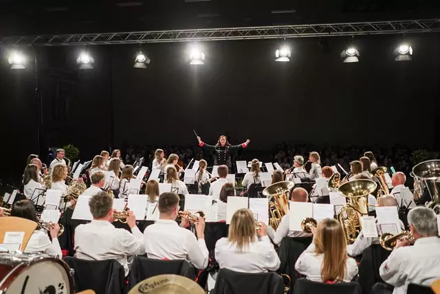 Unter der Leitung von Kapellmeisterin Julia Bonelli lud die Stadtkapelle Grieskirchen zu einer musikalischen Weltreise ein. | Foto: Stadtkapelle Grieskirchen