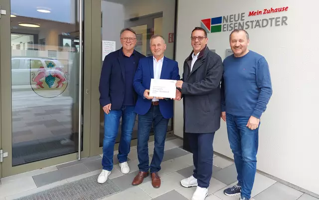 Übergabe des klimaaktiv Silber-Zertifikats an die Marktgemeinde Draßmarkt im Beisein der Neuen Eisenstädter Bau-, Wohn- und Siedlungsgesellschaft mbH. mit Ing. Gschirtz Werner (NE), Bgm. Wiedenhofer Anton, GF Bmstr. Gerdenitsch Bernd (NE) und OAR Werkovits Martin.  | Foto: Gemeindeamt Draßmarkt