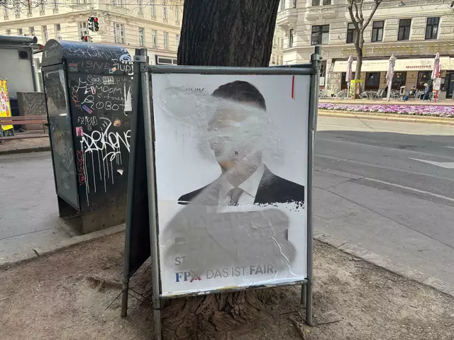 FPÖ-Plakate wurden beschädigt, hier etwa am Joseph-Matthias-Hauer Platz im 8. Bezirk. | Foto: Philipp Scheiber/MeinBezirk