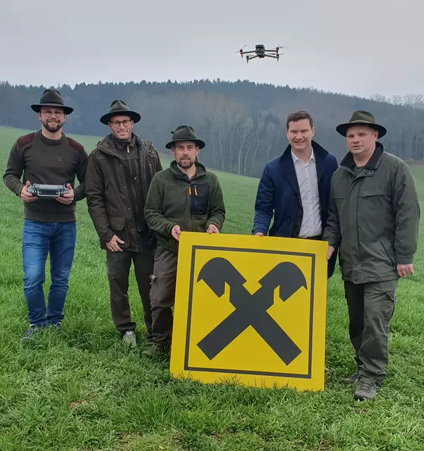Die Drohnenpiloten Anton Haimberger, Manuel Bachleitner, Robert Heindl, Prokurist der Raiffeisenbank Region Amstetten Florian Wurz und Jagdleiter Adolf Gruber.