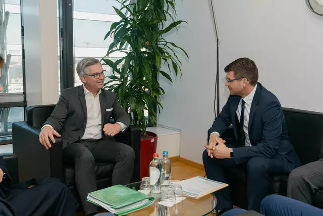 LHStv. Martin Gruber im Arbeitsgespräch mit EU-Kommissar Magnus Brunner zur Asyl- und Migrationspolitik. | Foto: Illias Teirlinck