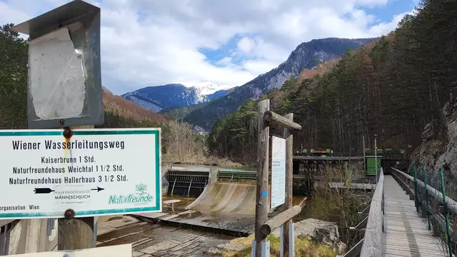 bei einem Steg bei der Wehranlage starten wir, im Hintergrund ist der Schneeberg zu sehen... | Foto: I.Wozonig