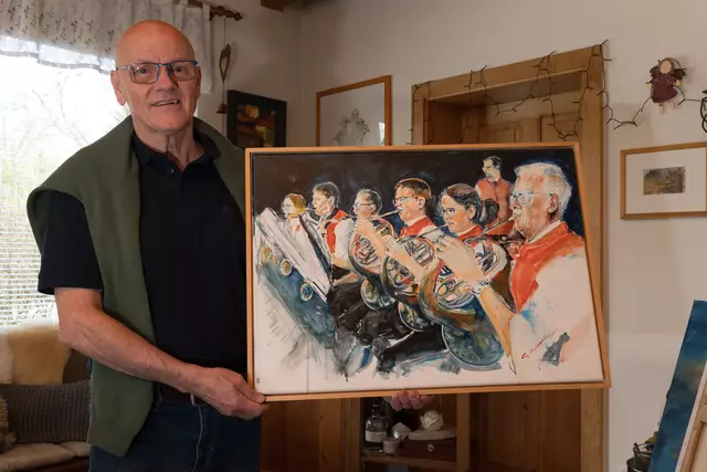 Gerhard Motsch mit einem seiner Bilder, welches die TK Wartmannstetten portraitiert. Die meisten Bilder der Serie sind im Musikerheim. | Foto: Santrucek