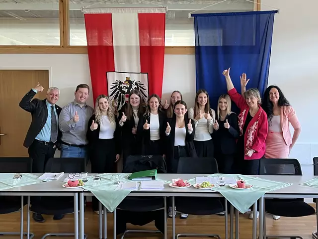 Initiator für die FSB Ausbildung an der HLW Spittal Direktor Adi Lackner, UBV-qualifizierte Schülerinnen und Schüler mit Klassenvorständin/FSB-Koordinatorin Renate Auer und Prüferin Verena Hartlieb
 | Foto: (c) hlwspittal 2025, Lackner/Ambros