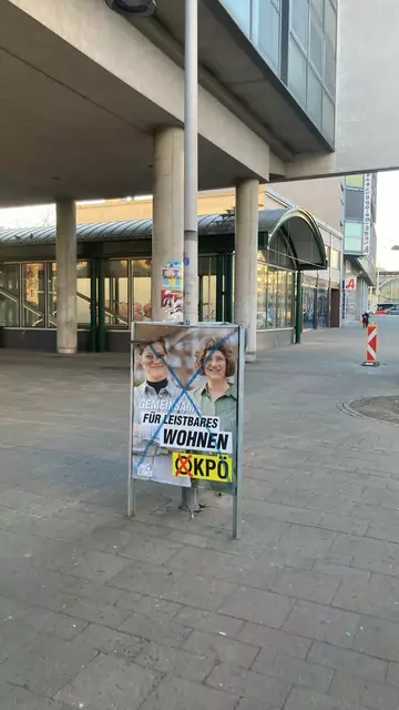 Dieses KPÖ-Plakat wurde in Simmering beschmiert. | Foto: KPÖ Wien