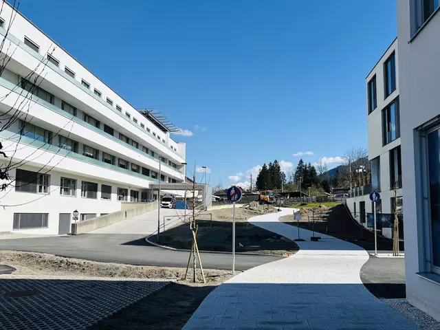 Arbeiten zwischen Krankenhaus und Pflegeschule. | Foto: Kogler