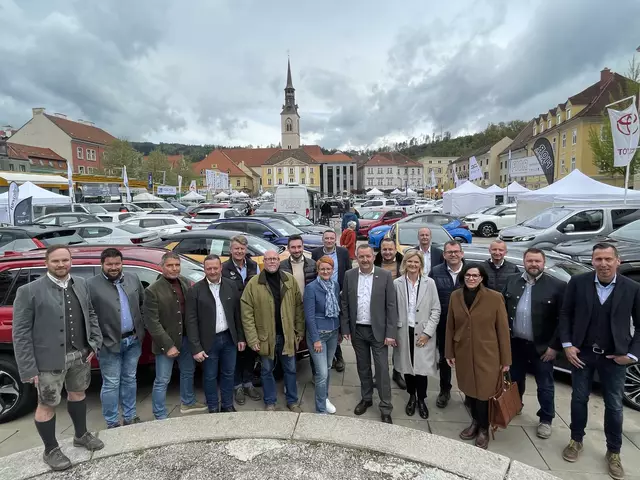 Die Autohändler des Altbezirks Bruck/Mur präsentieren auch heuer wieder all ihre Top-Modelle auf dem Brucker Hauptplatz. | Foto: Ekatarina Paller