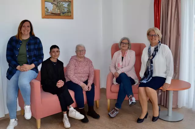 "Betreutes Wohnheim" Grafenbach: Iris Haiden, Maria Proy, die Bewohnerinnen Christa Bernegger und Christine Dankl, Bgm. Sylvia Kögler. | Foto: Elisabeth Peinsipp