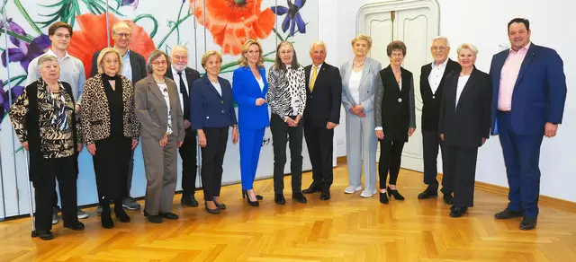 Inge Gruin, Ilse Burianek-Polsterer,
Renate Grohmann, Fritz Krull, Elfriede Beetz, Ilse Pauer, Eva Janko, Waltraud Grossschopf,
Ernst Zajic und Ingrid Thonhauser feierten ihren 80er (v.l.). Bürgermeister Johann Zeiner,
Vizebürgermeisterin Michaela Haidvogel sowie die Gemeinderäte Erik Baldassari, Wolfgang
Bernhuber und Markus Waldner gratulierten den Geburtstagskindern. | Foto: Marktgemeinde Maria Enzersdorf