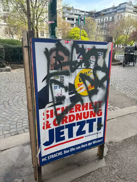 Team HC-Plakate wurden beschädigt, hier etwa am Joseph-Matthias-Hauer Platz im 8. Bezirk. | Foto: Philipp Scheiber/MeinBezirk