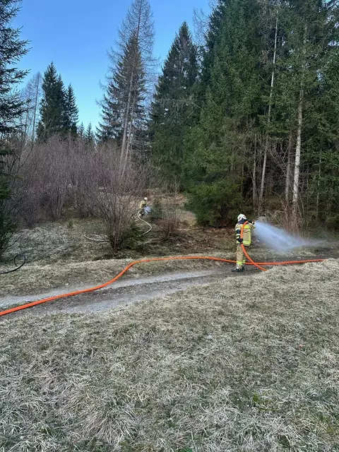 Die Einsatzkräfte konnten den Brand schnell unter Kontrolle bringen. | Foto: FFW Biberwier