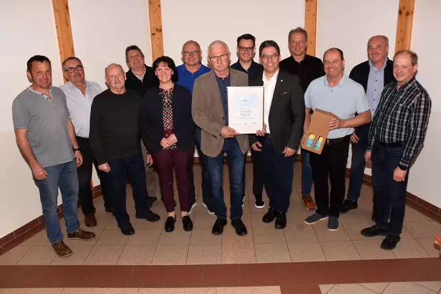 Die Silberne OÖ Wasser Ehrennadel wurde von Obmann Manfred Nenning an Johann Kriener überreicht. Jahreshauptversammlung Wassergenossenschaft Pabneukirchen Markt im GH Samböck.  | Foto: Robert Zinterhof