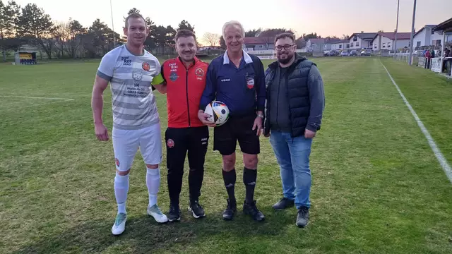 Kapitän Michael Kautz, Obmann Thomas Lämmermayer, Schiedsrichter Gernot Reinprecht sowie Matchballspender Matthias Möderndorfer. | Foto:  Thomas Niklos