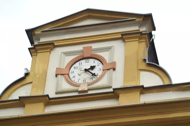 Die Halleiner Bahnhofsuhr auf der Mittelschule.
Foto: Josef Wind