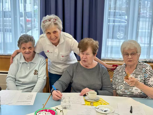 Rätselspaß bei den Senioren aus dem Bezirk, bei Kaffee, Kuchen und Gesprächen. Am Bild mit Leiterin Elisabeth Winkler. | Foto: Markus Kahrer