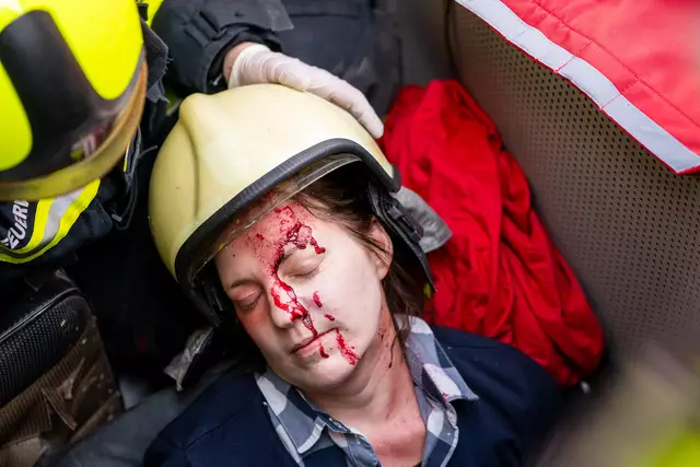 Übung für den Ernstfall: In Gunskirchen zeigten die Einsatzkräfte der Feuerwehr, der Polizei und des Roten Kreuzes, wie sie zusammenarbeiten und Leben retten können. | Foto: FFW Gunskirchen