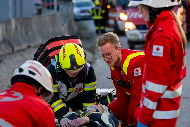 Übung für den Ernstfall: In Gunskirchen zeigten die Einsatzkräfte der Feuerwehr, der Polizei und des Roten Kreuzes, wie sie zusammenarbeiten und Leben retten können. | Foto: FFW Gunskirchen