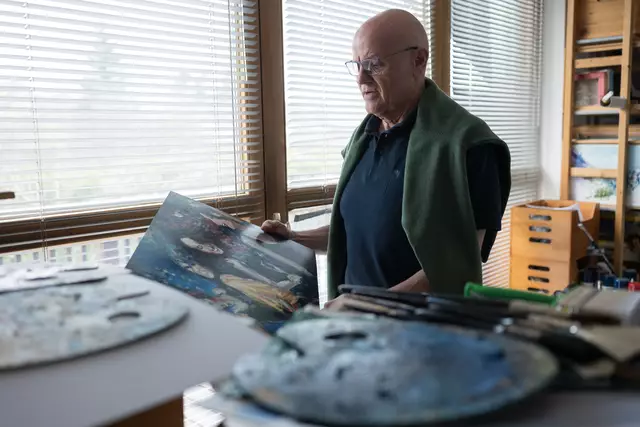 Motsch in seinem Atelier zwischen Pinsel, Farben und leinwand. | Foto: Santrucek
