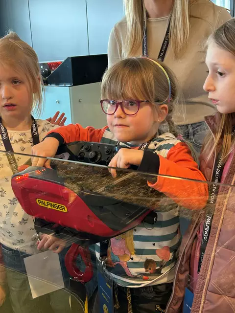 Einen Kran steuern: kinderleicht? | Foto: Palfinger