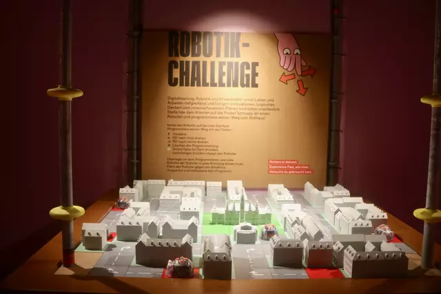 Wer kann den kleinen Roboter programmieren, damit er den schnellsten Weg zum Rathaus findet? | Foto: Ulrike Kozeschnik-Schlick