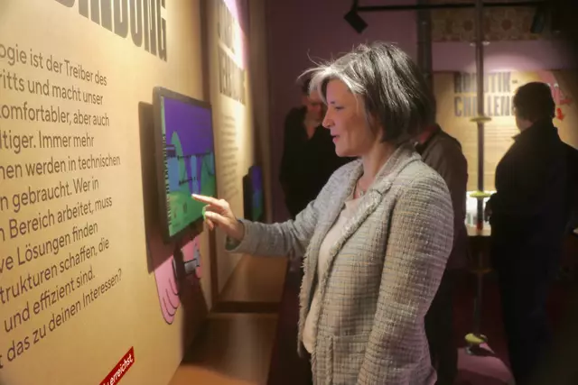 Erfolgreich: Katharina Luger (AMS Wien) baut eine stabile Brücke in der Festivalzentrale Future Fit Experience im Messepalast. | Foto: Ulrike Kozeschnik-Schlick