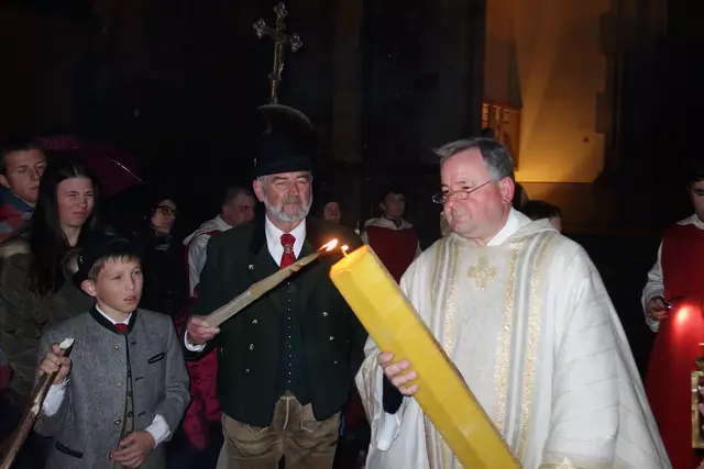 Einen besonderen Osterbrauch gibt es im Pongauer Bezirkshauptort St. Johann. Startschuss ist am Ostersonntag bereits um fünf Uhr in der Früh. „Bei der Auferstehungsfeier wird vor der Kirche ein vom Pfarrer geweihtes ein Osterfeuer angezündet. | Foto: Trachtenverein St. Johann