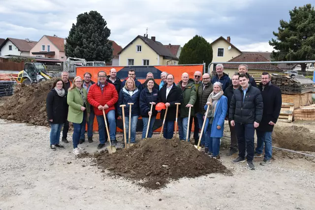 Vertreter der Gemeinde und der beteiligten Firmen setzen ein starkes Signal für Familienfreundlichkeit in Göllersdorf. | Foto: Alexandra Goll