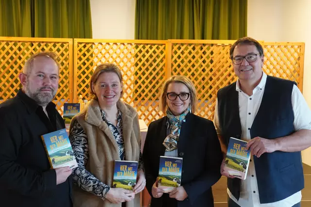 Andreas Weinzettl, Vizebürgermeisterin Elisabeth Reichel, Irmgard Rosenbichler und Autor Herbert Hirschler.
