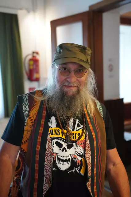 Wilfried Scherzer führte sich die Buchvorstellung ebenso zu Gemüte.