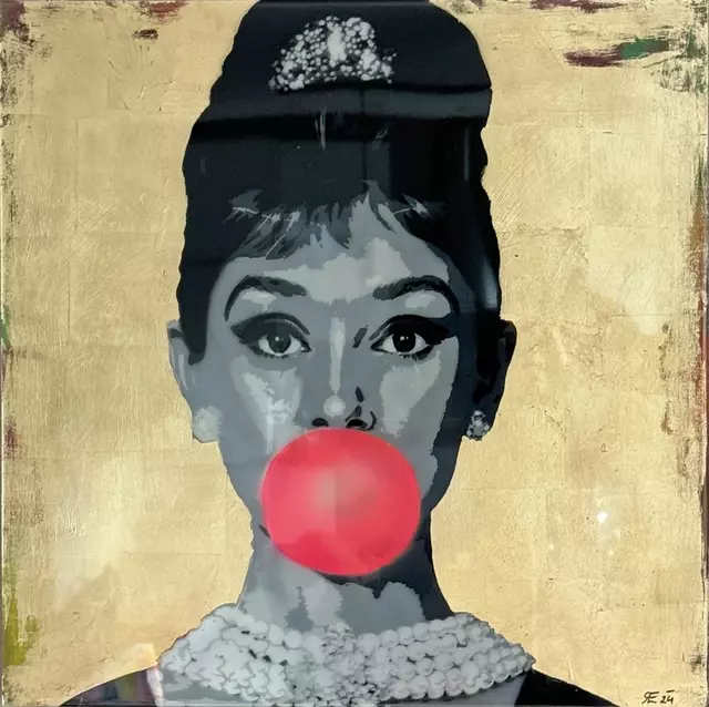 Künstlerin: Elisabeth "Liz" Ramsauer, Titel des Bildes: BUBBLEGUM (2024), Technik: Gold, Epoxidharz, Holzmalgrund, Größe: 80 cm x 80 cm | Foto: www.kitzaktiv.at/elisabeth_ramsauer/