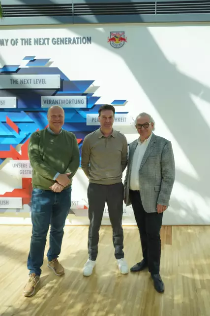 Von links: Schulleiter Paul Strassl, Klaus B. Ginther (Leiter Ausbildung Red Bull Fußballakademie) und Lajos Kiraly. | Foto: Emanuel Hasenauer