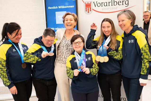 Landesrätin Martina Rüscher mit Athlethen von „Special Olympics“. | Foto: VLK/Serra