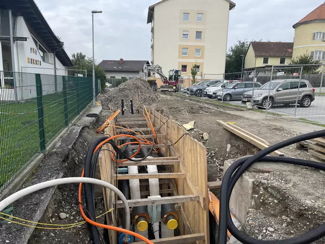 Fernwärmeleitungen werden klassischerweise im Untergrund verlegt. Hier ein Bild von solch einer Installation. | Foto: Koidl