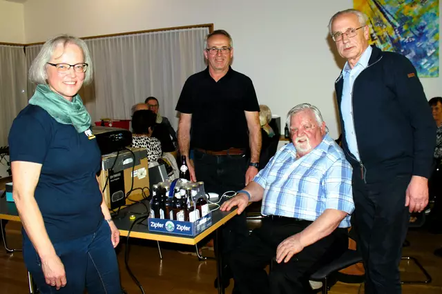 V. l.: Schardenbergs Pfarrgemeinderatsobfrau Andrea Dirmhirn, Pfarrkirchenratsobmann Josef Meindl, Hobbyfilmer Erich Mayer und Filmabendorganisator Sepp Pfeil. | Foto: Gruber