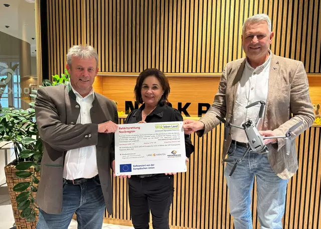 Übergabe der Fördertafel:  Horst Zwischenberger, Christine Sitter, MBA; Bernhard Tum | Foto: Privat
