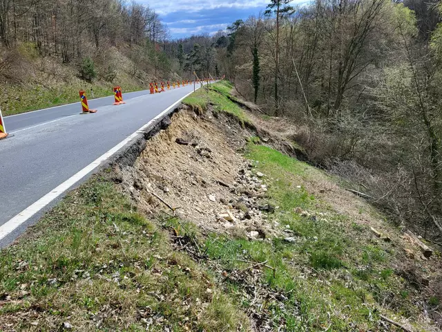 Der Bereich auf der B4 „Pernegger Graben“ ist eine Hangrutschung die vergangenes Jahr durch das Hochwasser verursacht wurde, und seither halbseitig gesperrt ist. Jetzt nach dem Winter haben wir bereits mit der Sanierung der Böschung begonnen | Foto: Straßenmeisterei