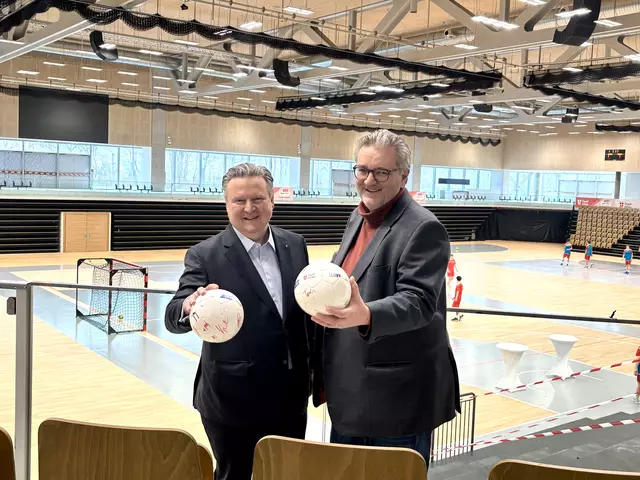 Bürgermeister Michael Ludwig und Sportstadtrat Peter Hacker (v.l.; beide SPÖ) besichtigen die neue Sport Arena Wien in der Leopoldstadt. | Foto: Marlene Graupner/MeinBezirk