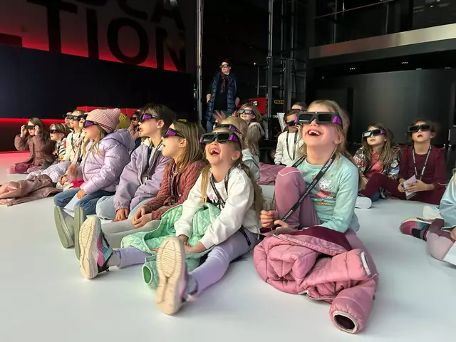 Mädchen entdecken die Welt der technischen Berufe. | Foto: Palfinger
