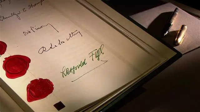 Unterschrift am Staatsvertrag. | Foto: Archiv Adolf Falb