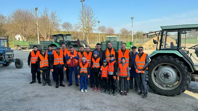 Etwa 40 Schüler der VS Jedenspeigen sammelten fleißig Müll im Ortsgebiet. | Foto: Gemeinde Jedenspeigen