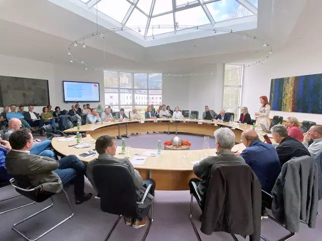 Im Stadtamt Landeck tauschte sich Pflegelandesrätin Cornelia Hagele mit BürgermeisterInnen und Fachkräften zu zentralen Themen im Bereich der Pflege aus. | Foto: Land Tirol