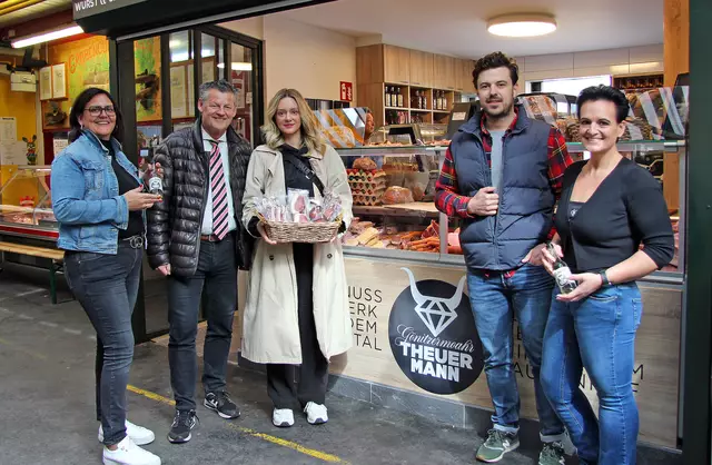 Marktreferent Bürgermeister Christian Scheider besucht den einladenden Marktstand der Familie Theuermann in der Halle am Benediktinerplatz. | Foto: StadtKommunikation / Wedenig