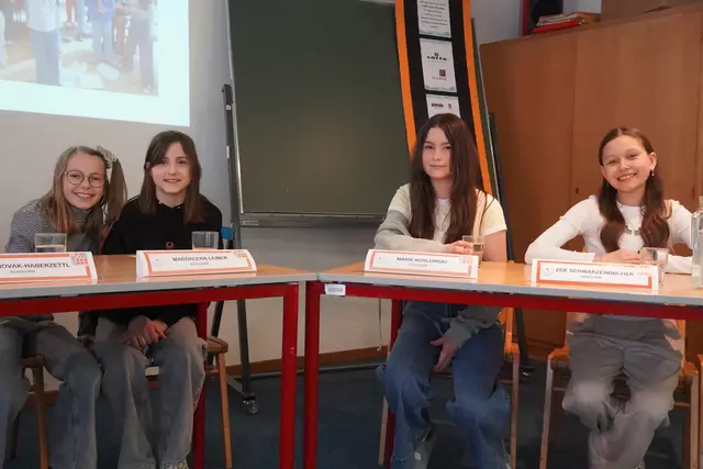 Die Schülerinnen Lisa, Magdalena, Marie und Zoe stellten sich den kritischen Fragen der anwesenden Pressevertreter. | Foto: Johannes Brandner